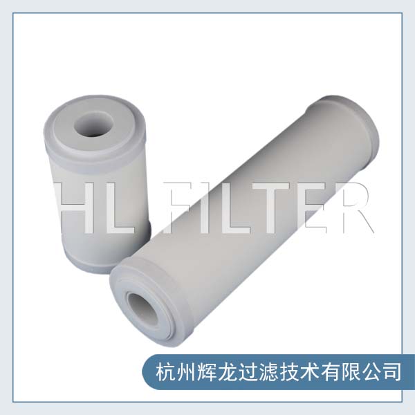 原材料不同，濾芯的使用壽命也會(huì)不同。隨著使用時(shí)間的延長(zhǎng)，水中的雜質(zhì)會(huì)堵塞濾芯，活性炭濾芯會(huì)吸附飽和。所以，一般來(lái)說(shuō)，PP濾芯3個(gè)月需要更換，而活性炭濾芯6個(gè)月需要更換。而中空纖維由于不能清洗，一般都是放置在PP棉和活性炭的后端使用，否則比較容易堵塞，作為凈水設(shè)備末端除菌使用則1-2年需要更換。陶瓷濾芯一般可使用10-12個(gè)月，好的陶瓷濾芯可使用3-5年，甚至更長(zhǎng)時(shí)間。